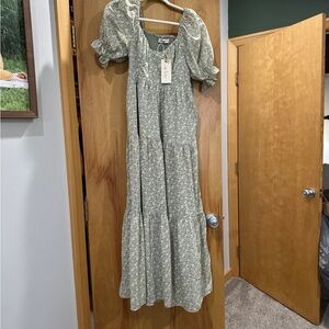 Elegant Floral Maxi Dress in Green